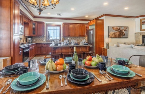Mammoth Lakes Condo | Spacious Canyon Lodge Home | Mammoth Moose w/Hot Tub & Garage