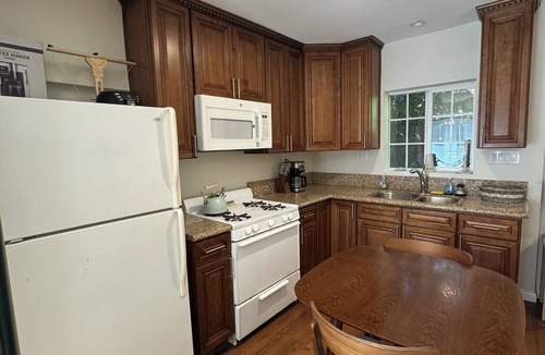 Granada Hills South Apartment | Spacious, Comfy and Charming Studio in Granada Hills, LA