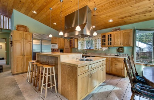 Lower Kingsbury House | Spacious Escape, Game Room, Deck, Views, Sleeps 10