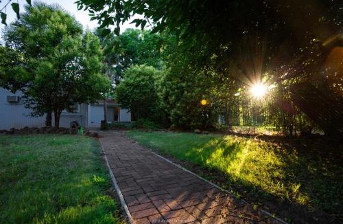 Chico House | Spacious Home & Guest House, 2 Kitchen & Garden