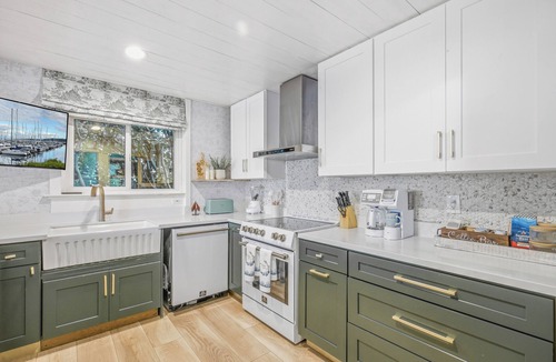 Southeast Magnolia House | Spacious Light Filled Magnolia Retreat. 3 Bed. Parking. Perfect for Families.