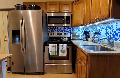 Reed Apartment | Spacious Mid Century apartment - 5 min walk to Reed College