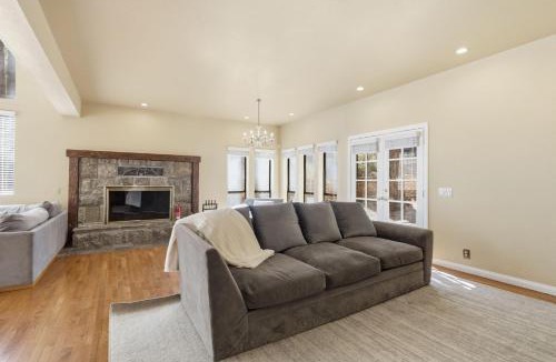 Pine Mountain Club Villa | Spacious Mountain Getaway Game Room & Gazebo