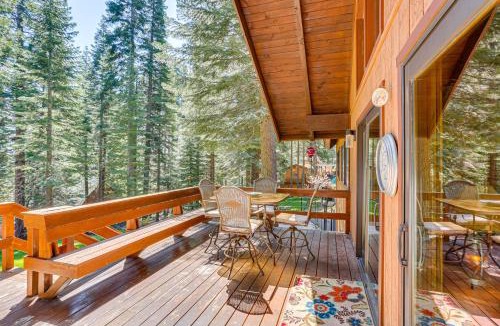 Lake Almanor Country Club House | Spacious Retreat w/Backyard: 1 Mi to Lake Almanor