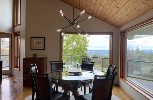 Mica House | Spacious South Hill View Home, Quiet Setting Close to Shopping and Restaurants