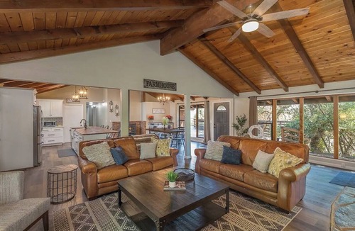 Mariposa Cabin | Spacious Yosemite Farmhouse Game Room EV Charger Pets Welcome