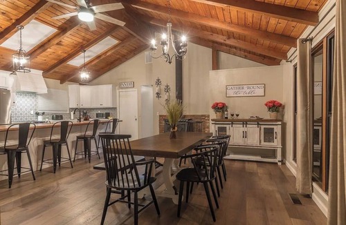 Mariposa Cabin | Spacious Yosemite Farmhouse Game Room EV Charger Pets Welcome