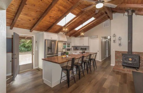 Mariposa Cabin | Spacious Yosemite Pet Friendly Retreat w/Game Room-Views-Deck & EV Charger