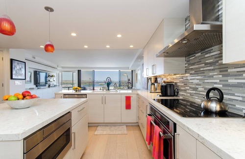 Marina del Rey Condo | SPECIAL SANTA MONICA ADJACENT. Executive 2 bedroom Condo. Views, Pool & Gym