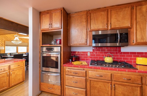 Whispering Forest House | Spectacular views-5- cars easily. pool table and brand new hot tub.
