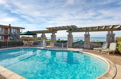 San Simeon Hotel | Standard 2 Queens Room w/Easy Access to Highway 101