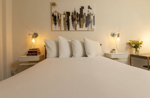 Civic Center Hotel | Standard Queen Room with Ensuite Bathroom
