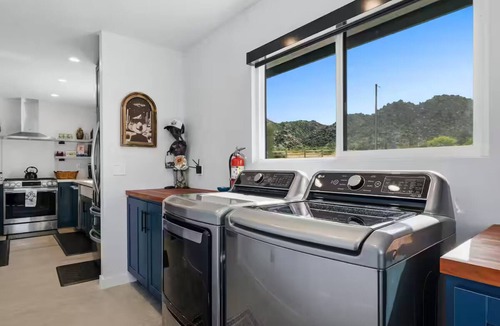Pioneertown House | Stargazing/360 Elevated Views in Pioneertown with AC, EV, SPA, walk to Pappys