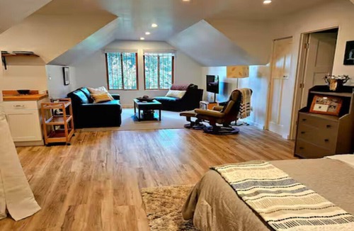 Riverbend House | Stay at the Loft! Romantic, Quiet, Loads of Local Activities.