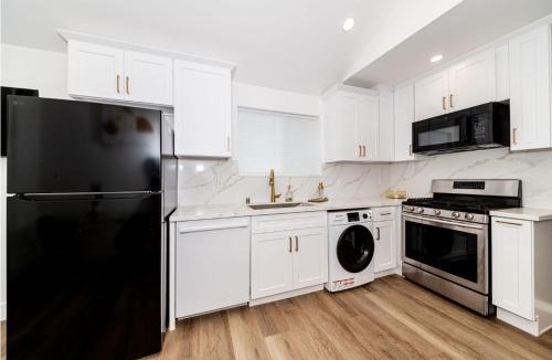 North Hollywood House | Stellar Sherman Oaks One Bedroom close to Universal Studios