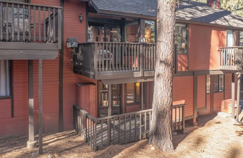 Big Bear Lake House | Steps from the Slopes! 2BR + Sleeping Nook Townhouse at Snow Summit
