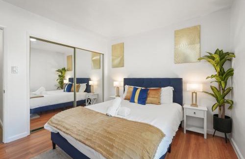 Belmont Shore Apartment | Steps to Beach - Beach Essentials Provided!