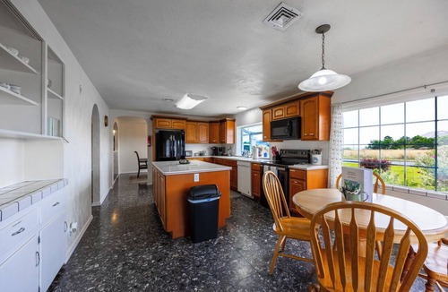 Crescent City House | Steps to beach! Pet friendly.
