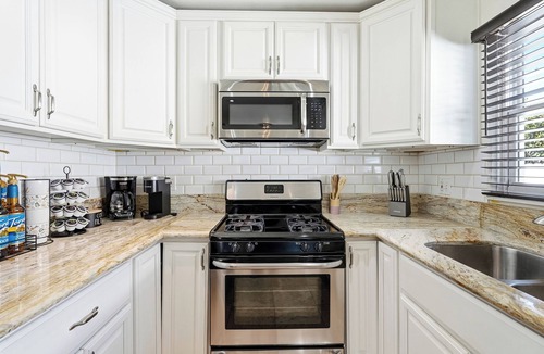 South Wrigley House | Steps to Belmont Shore Retreat - Firepit - Games - Near DTLB!