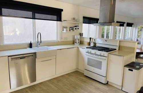 Marina Peninsula Apartment | Steps to the Sand! Venice Beach Apartment