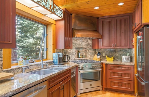 Ponderosa Palisades House | Stillwater - Luxury Truckee 4BR, Pet Friendly w Hot Tub & Sauna