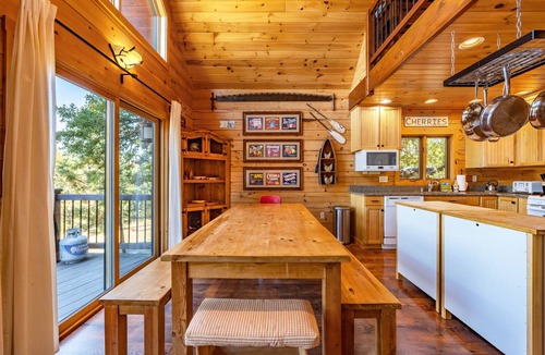 Lyle House | Straight From The Heart - Cozy Log Cabin at Hartland Lake Near Lyle