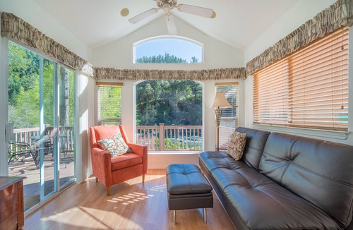 Big Bar Cottage | Strawhouse Resorts on the Beautiful Trinity River