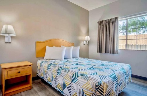 Oildale Hotel | Studio 6 Bakersfield 1 Queen Bed | Mobil