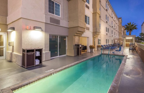 Anaheim Resort Hotel | Studio Suite | 1 Queen Bed | Full Kitchen | Near Anaheim Resort