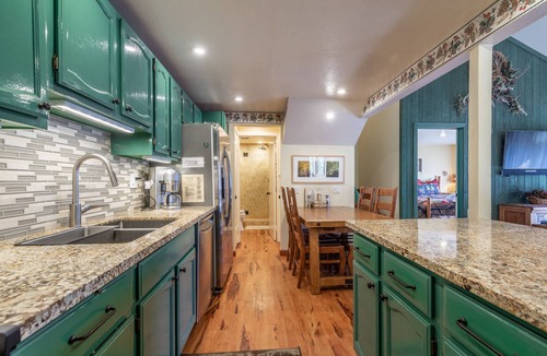 Mammoth Lakes Condo | Stunning boutique mountain condo near Village and Gondola