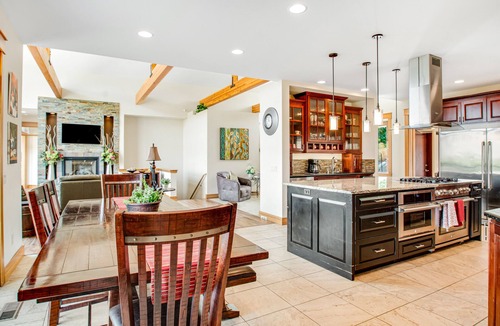 Orondo House | Stunning dog-friendly home with lovely patio/balcony & sunroom
