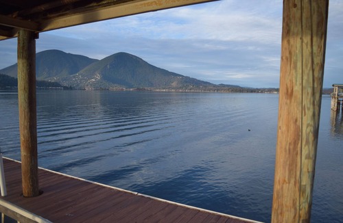Wilbur Springs House | STUNNING Lakefront, Huge DOCK,2 Kayaks, Sleep 8, Prime fishing spot