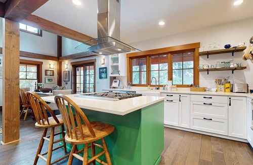 Snoqualmie Pass Cabin | Stunning lodge, Breathtaking Mountain Views, w/ski in/out access, sauna, & WIFI