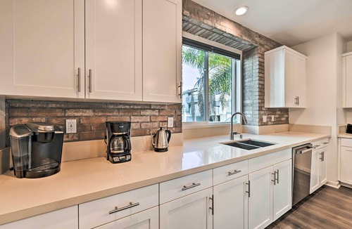 South Oceanside House | Stunning Oceanside Townhome - Walk to Beach!