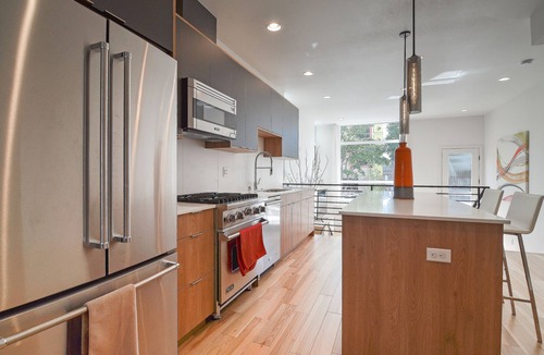 Eastlake House | Stunning Space Needle, Downtown and Lake Union View - Modern Townhome + Parking