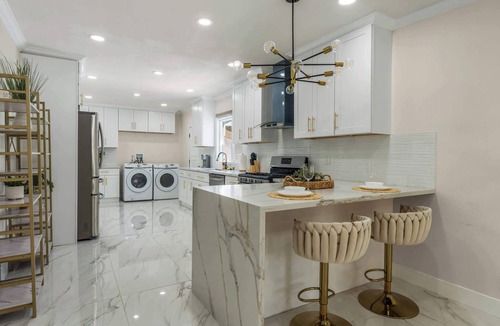 Mid City House | Stylish Home, Hot Tub, BBQ, Parking, Yard!