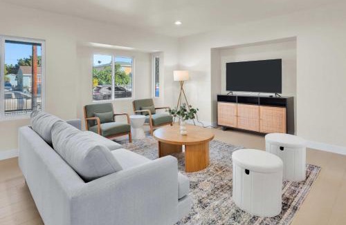 Paramount House | Stylish LA Retreat Near Disney Knotts SoFi