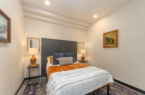 Lincoln Heights Apartment | Stylish South Hill Retreat Queen Bed and Sofa Sleeper Full Kitchen Free Parking