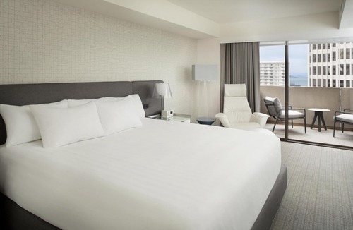 Financial District Hotel | Suite + Connecting Room at a 4⭐️ Hotel