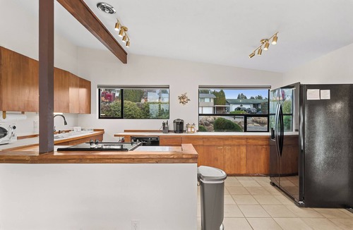 East Wenatchee House | Summer getaway near Leavenworth & Lake Chelan. Hot Tub + MTN views + Arcade