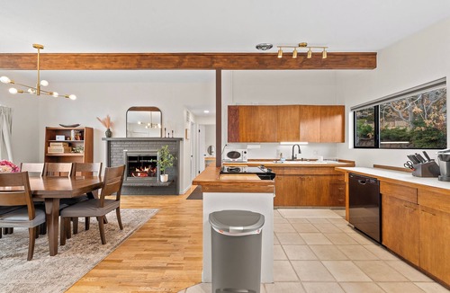 East Wenatchee House | Summer getaway near Leavenworth & Lake Chelan. Hot Tub + MTN views + Arcade