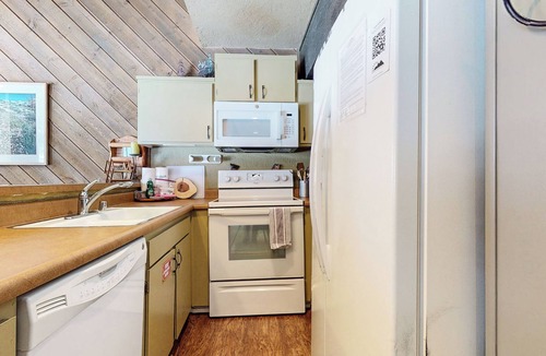 Majestic Pines Condo | Summer Mammoth Get-A-Way! Near the Sierra Star Golf Course and Pool On-site!