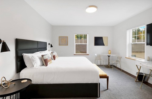 Mount Shasta Hotel | Summit Lofts, View Mt Shasta, King Bed, #204