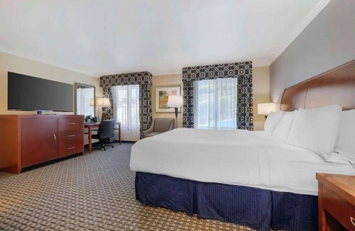 Lantern District Hotel | Sun and Surf: King Bed Room Doheny State Beach (0.5mi) | Free Hot Breakfast