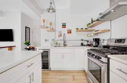 Waterfront Condo | Sunny Art Deco Studio – Walk to Conv Ctr & DTLB