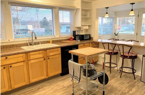 Jacoby Creek House | Sunny Cottage, Close to Town & Family Friendly