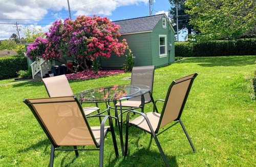 Jacoby Creek House | Sunny Cottage, Close to Town & Family Friendly