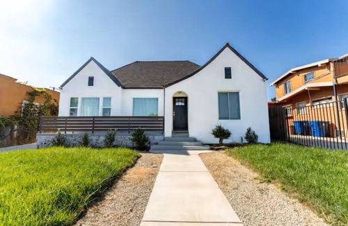 Park Mesa Heights House | Sunny Entire Los Angeles Home to Call Your Own!