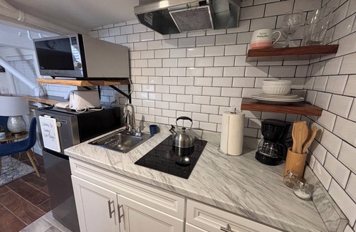 Golden Hill Apartment | Sunny Golden Hill Studio