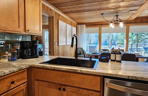 Concrete House | Sunny Retreat River Cabin -Fishing/HotTub/Sauna/EV
